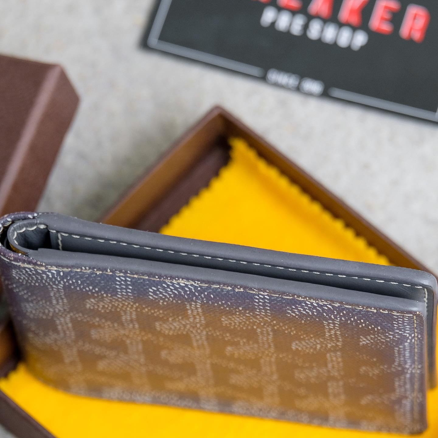 goyard-6-card-wallet-grey-yellow-line-shopping