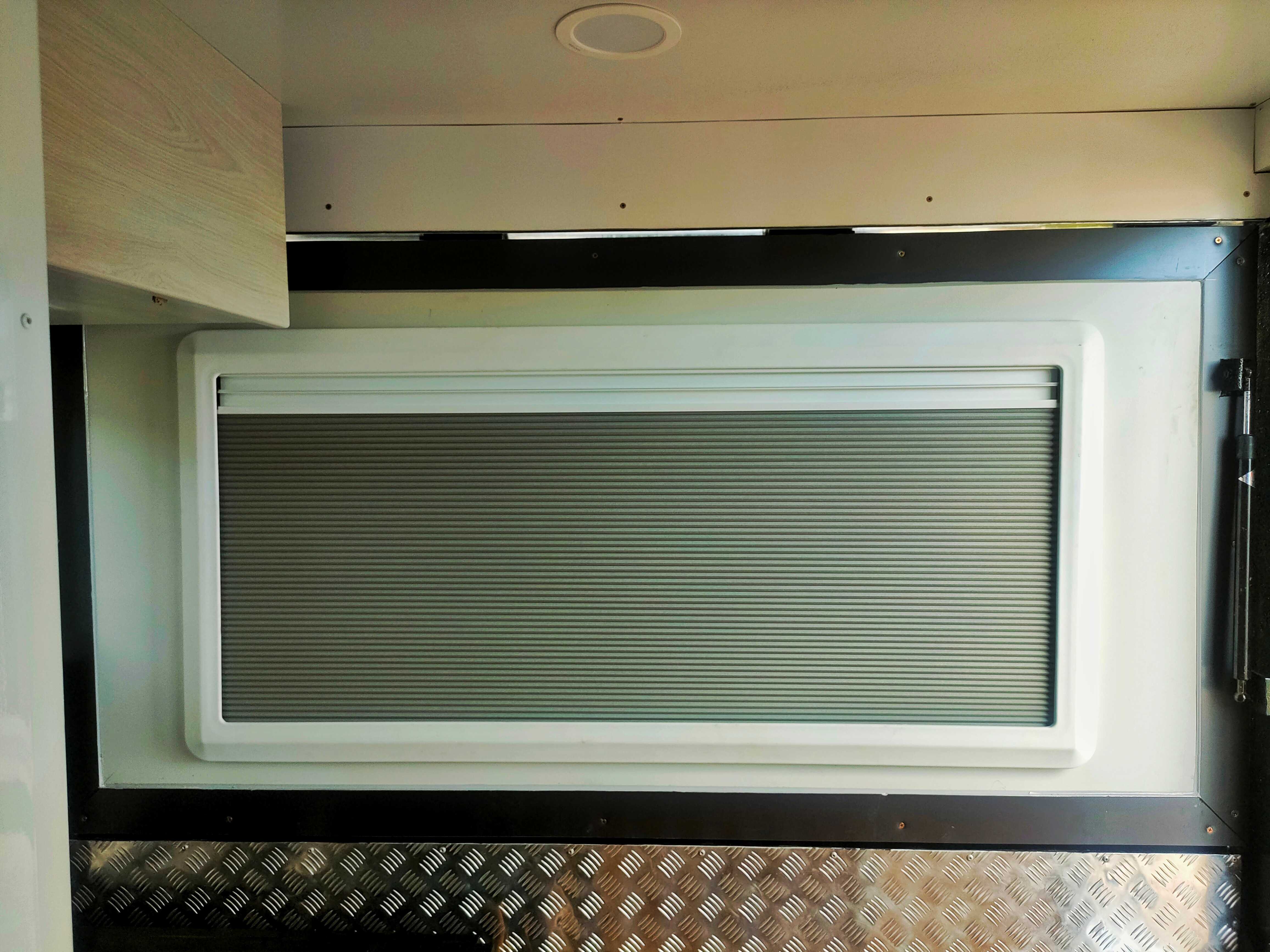 หน้าต่างรถRVขนาด ยาว 1.30ม..x0.60ม.มีมุ้งและม่านในตัว | LINE SHOPPING