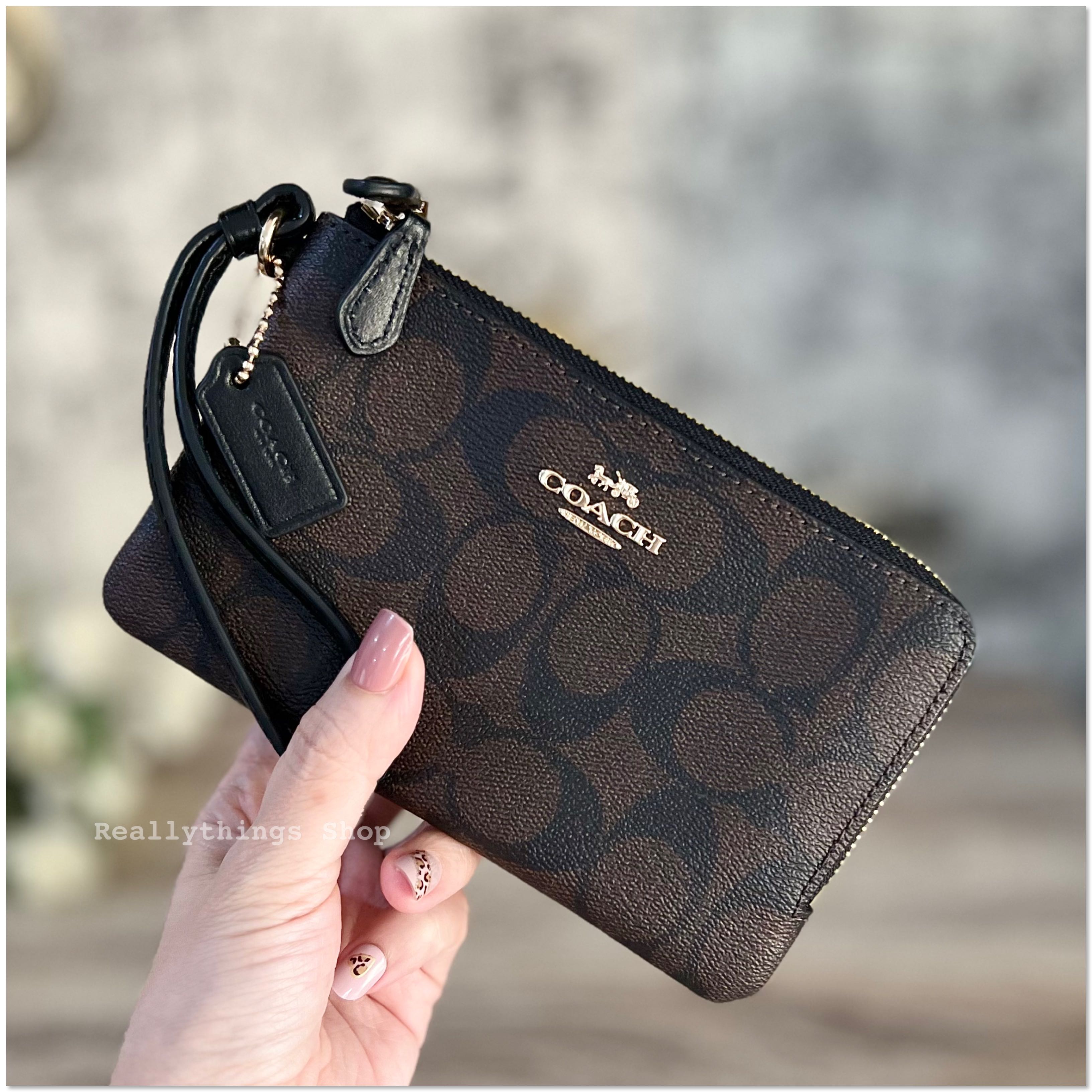 {แท้💯📮พร้อมส่ง+ส่งฟรี} กระเป๋าคล้องมือ 2 ซิปไซส์ S Coach Signature