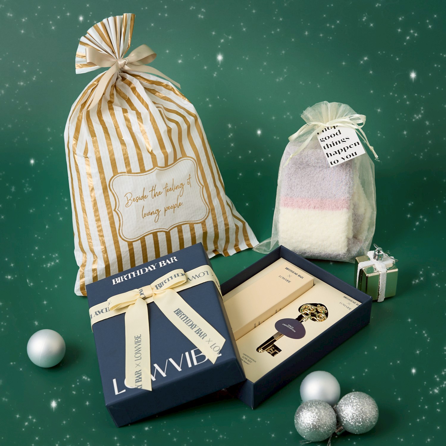 【クリスマスギフトセット】LOWBViBE ハンドクリーム チューブホルダーともこもこソックス